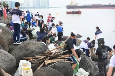 SM by the BAY volunteers – including NU Nazareth students, BSP/GSP, SM employees and agency personnel’s fight for a trash-free Manila Bay.